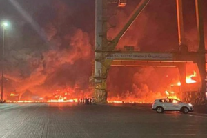 В Дубае прогремел мощный взрыв: пожар на судне в порту