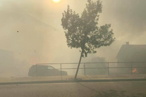 В Канаде масштабный лесной пожар почти полностью уничтожил небольшой город