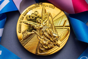 Олімпійській чемпіонці замінять золоту медаль після того, як її нагороду погриз мер Нагої