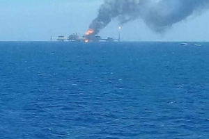 В Мексиканском заливе после взрыва горит нефтяная платформа: есть пострадавшие