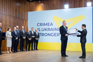 Зеленський вручив державні нагороди учасникам саміту "Кримської платформи"