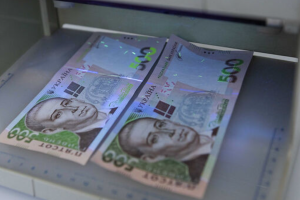 В Україні в обіг вводять нові банкноти номіналом 100 та 500 гривень: як виглядають банкноти