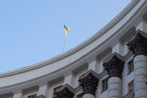 У Києві чоловік погрожує підірвати гранату в будівлі Кабміну: відео