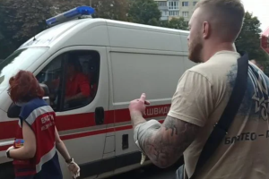 В Киеве под Печерским отделом полиции представитель Нацкорпуса "пустил кровь": подробности
