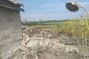 На Донбасі окупанти з артилерії обстріляли село поблизу лінії розмежування: загинув мирний житель