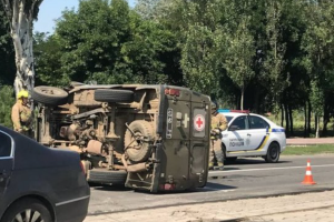 ДТП в Мариуполе: перевернулся автомобиль военных медиков