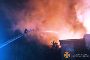 Масштабна пожежа у Запоріжжі: горів житловий будинок, людей тимчасово відселили, ведеться розслідування