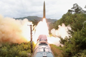 Северная Корея провела запуск баллистической ракеты с поезда: видео