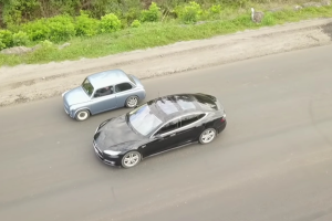 "Горбатый ЗАЗ рулит!": Запорожец с электромотором оказался быстрее Tesla