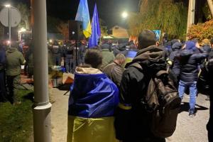 На акции протеста возле дома Порошенко произошли столкновения