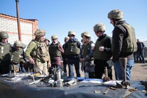 Делегация из Эстонии посетила КПВВ "Золотое" на Луганщине