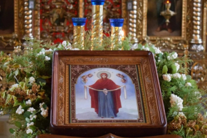 Покров Пресвятої Богородиці: про що моляться біля ікони, що не можна і потрібно робити на Покрову