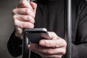 В Україні запустили нову послугу у в'язницях: платний інтернет та телефонні розмови