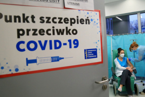 У Польщі розпочнеться вакцинація третьою дозою вакцини проти COVID-19