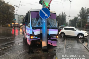 В Одесі маршрутка влетіла в стовп: постраждало 9 пасажирів