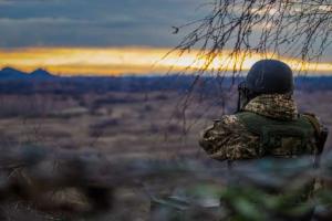 На Донбасі окупанти б'ють з артилерії, поранений український воїн