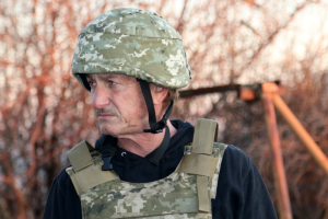 Шон Пенн посетил зону ООС на Донбассе и пообщался с украинскими военнослужащими