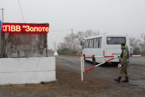 На Донбасі бойовики з міномета обстріляли КПВВ "Золоте"