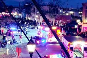 У США на різдвяному параді позашляховик в'їхав у натовп людей: є жертви