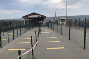 На Донбасі через обстріли закрито КПВВ "Станиця Луганська"