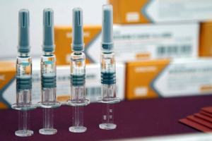 Какая вакцина от COVID-19 самая безопасная и не имеет побочных эффектов - мнение специалиста