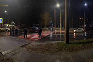 У Сєвєродонецьку на одному пішохідному переході протягом 10 хв два авто збили людей: постраждало 3 людини