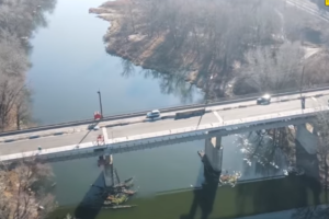 На мосту між Сєвєродонецьком та Лисичанськом відкрили першу смугу для руху транспорту