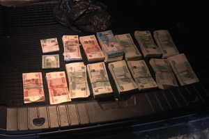 На Луганщині прикордонники затримали українця, який намагався провезти в "ДНР" велику суму російських рублів та доларів