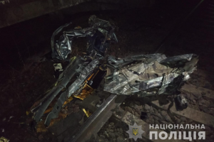 Під Одесою поїзд розчавив Opel, який на швидкості зніс шлагбаум: водій загинув