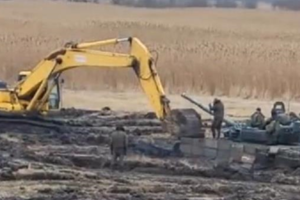 "Знову не доїхали!": У мережі показали, як колона російських танків загрузла в багнюці під Ростовом