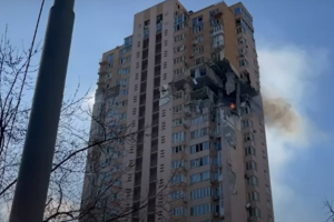 В Киеве российская ракета попала в 24-этажный жилой дом: спасатели эвакуируют людей