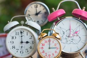 Украина переходит на летнее время: когда переводим часы