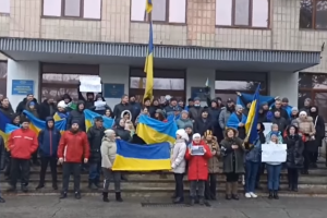 Жителі Старобільська встали з українськими прапорами перед колоною російських танків