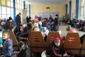 "Жителі Лисичанська можуть евакуюватися!": Людей підвозять автобусами до поїздів у Лимані