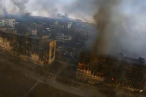 Удар по драмтеатру у Маріуполі: бомбосховище витримало, з-під завалів рятують людей