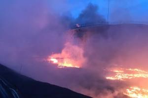 На Луганщині внаслідок обстрілів горять десятки житлових будинків, школа та нафтосховище