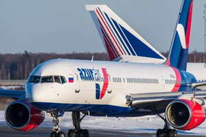 Російська авіакомпанія Azur Air відправила частину співробітників у простий на 6 місяців