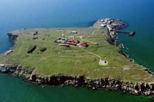 На острове Змеиный гремят взрывы и сильный пожар - СМИ