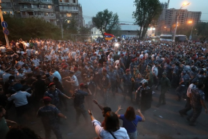 Массовые протесты в Армении: В Ереване во время столкновения с полицией пострадало 50 человек