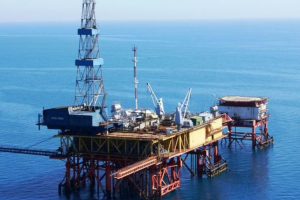 ВСУ ударили ракетами по "вышкам Бойко" в Черном море: россияне проводят спасательную операцию