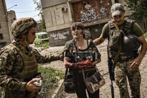Пекло в Лисичанську: місто поливають вогнем, військові під обстрілами допомагають евакуювати поранених