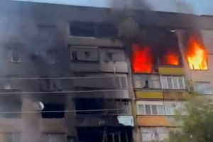 Вигоріло одразу кілька квартир: у Лисичанську після обстрілу спалахнула пожежа в багатоквартирному будинку