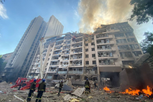 Ракетний удар по Києву: з-під завалів врятували 7-річну дівчинку, щонайменше 1 людина загинула