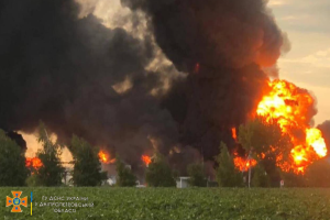 Ракетный удар по нефтебазе на Днепропетровщине: погиб спасатель, пострадало 13 человек