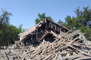 Ракетный удар по Торецку: разрушено 2 частных дома, под завалами ищут людей
