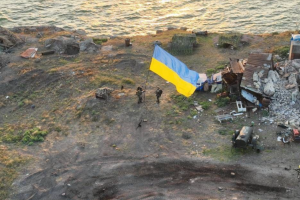 На острове Змеиный установили флаг Украины: видео