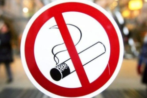 В Україні з 11 липня заборонено курити звичайні та електронні сигарети у громадських місцях: подробиці