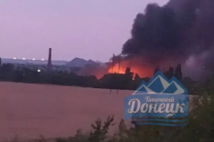 У Макіївці злетів у повітря ворожий склад: снаряди детонують вже кілька годин