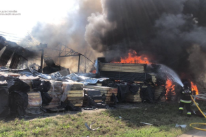 Вибухи поблизу Умані: на місці падіння уламків ракети спалахнула пожежа, є поранені