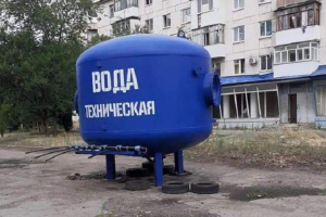 У Сєвєродонецьку катастрофічна ситуація з питною водою: люди набирають воду зі свердловин біля кладовища